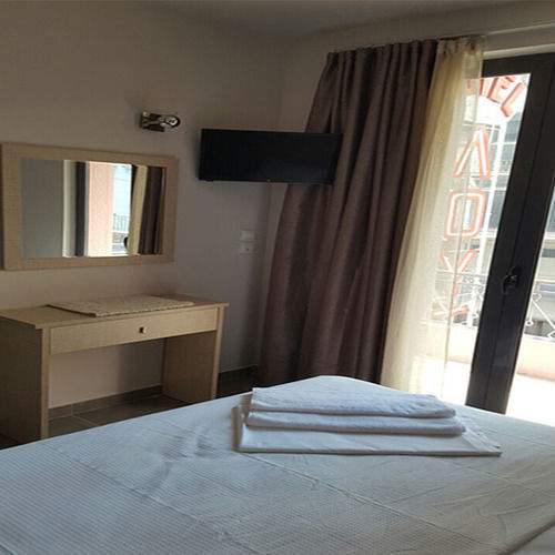 LUX Hotel Piraeus Buitenkant foto