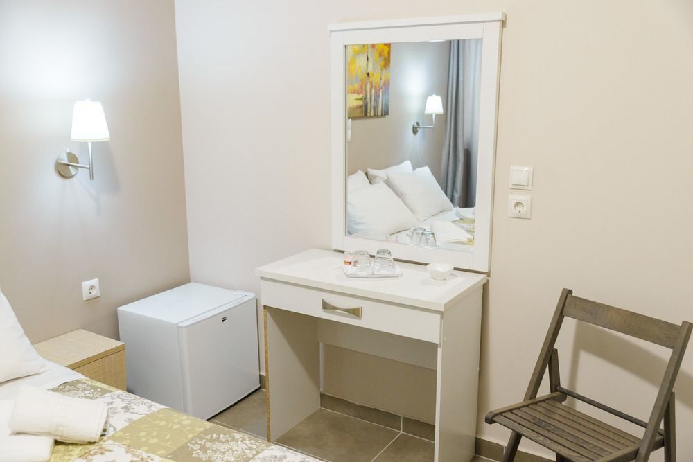 LUX Hotel Piraeus Buitenkant foto